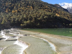 湖畔沙滩与山林美景