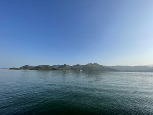 碧海蓝天中的静谧岛屿