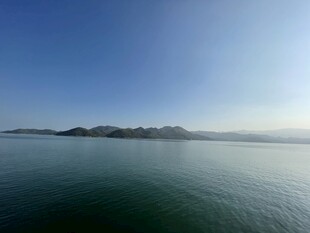 宁静湖面与远处山峦景色