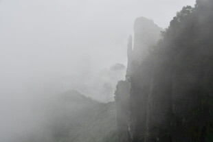 云雾缭绕的险峻山峰