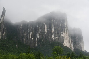 云雾缭绕的壮丽山峰