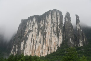 云雾缭绕的壮丽山峰