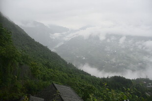 山间云雾缭绕的秀丽景致