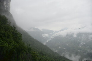 云雾缭绕的山间美景