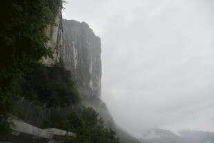 云雾缭绕的险峻山峰