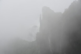 雾中峻岭