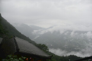 山间云雾缭绕的静谧景致