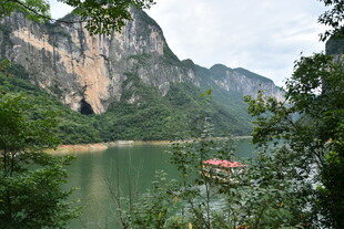 山水间的静谧湖景