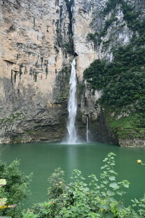 山间飞瀑下的碧绿深潭