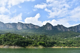 青山绿水间的秀丽山水景