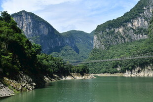 青山绿水间的秀丽河谷