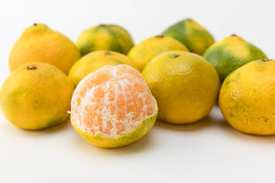 新鲜剥开的柑橘