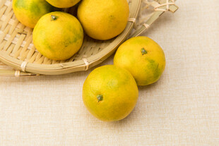 竹篮中的新鲜黄澄澄柑橘