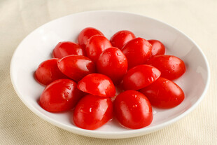 白盘里的新鲜小番茄