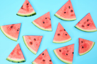 蓝色背景上的西瓜切片