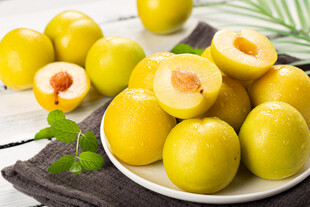 新鲜黄李子摆放在盘中