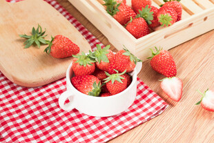 碗中新鲜草莓