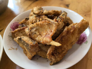 一盘香酥炸鱼
