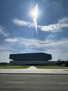 现代建筑与晴朗天空景观