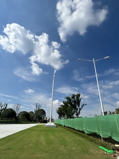 蓝天白云下的道路与灯杆