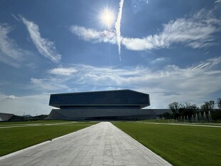 现代建筑前的开阔景观