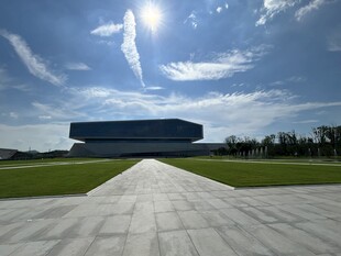 现代建筑与开阔户外景观