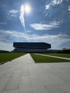 阳光下的现代建筑景观