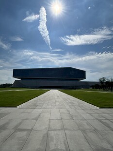 现代建筑前的开阔景观