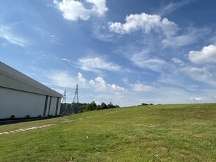 田野旁的建筑与晴朗天空