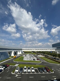 现代化停车场全景风光