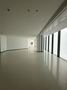 空旷现代艺术展厅空间