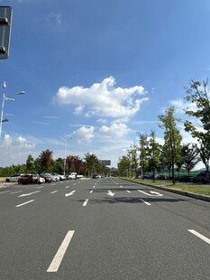 宽阔公路蓝天白云绿树