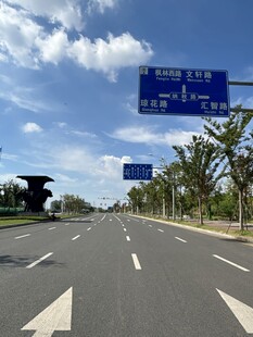 宽阔公路与路旁指示牌