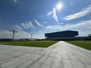 开阔厂区前的阳光大道