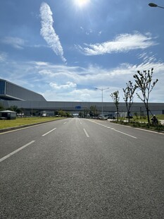 宽阔公路与远处建筑景观