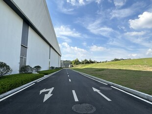 宽阔道路与厂房的明朗景象