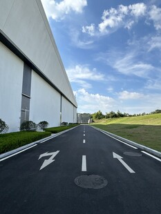 宽阔工厂道路通向远方