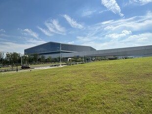 现代建筑旁的开阔草地