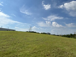 广阔草原与蓝天白云美景