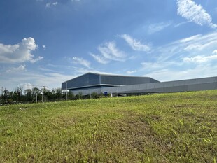 开阔草地旁的现代建筑