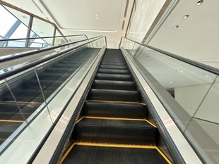 空旷的自动扶梯