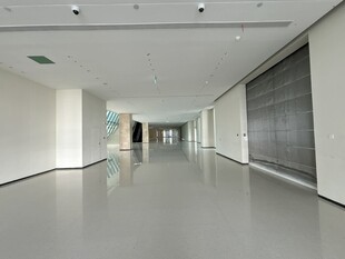 现代空旷室内走廊空间