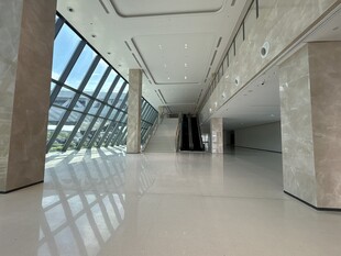 现代宽敞的室内走廊空间