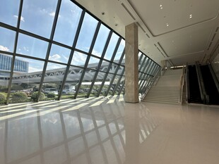 现代宽敞的室内玻璃走廊