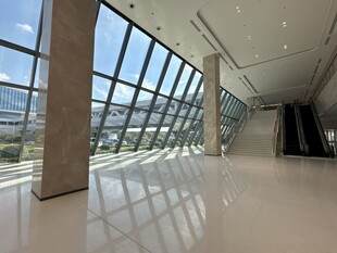 现代宽敞的室内大厅空间