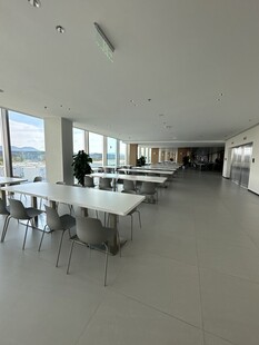 现代宽敞的开放式办公空间