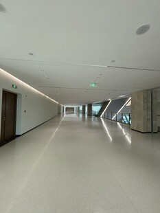 现代宽敞明亮的室内走廊