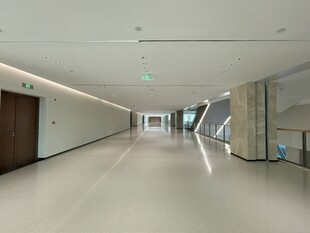 现代宽敞的室内走廊空间