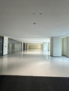 空旷宽敞的现代化室内空间