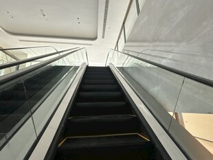 现代商场自动扶梯内部